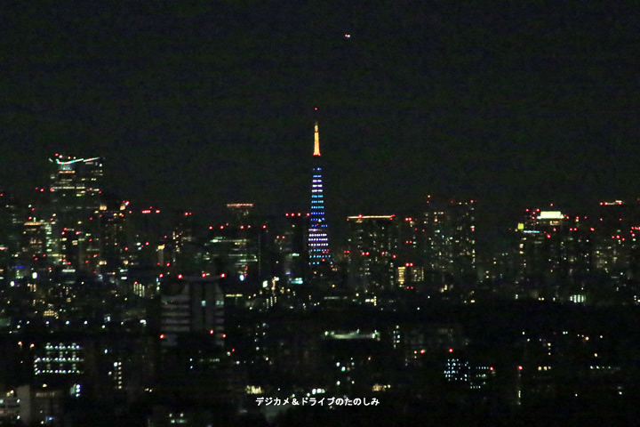 15.東京タワー「ラグビーＷ杯2019年開幕千日前 記念の３色ライトアップ」：43km離れた城山で撮影