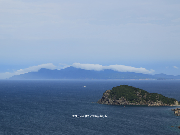 34.一切休憩所から沖ノ島を眺める