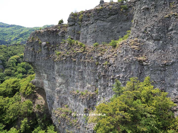 37日本三大渓谷美 険しい岩肌