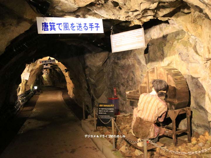 10.構内へ 唐箕で風を送る手子 