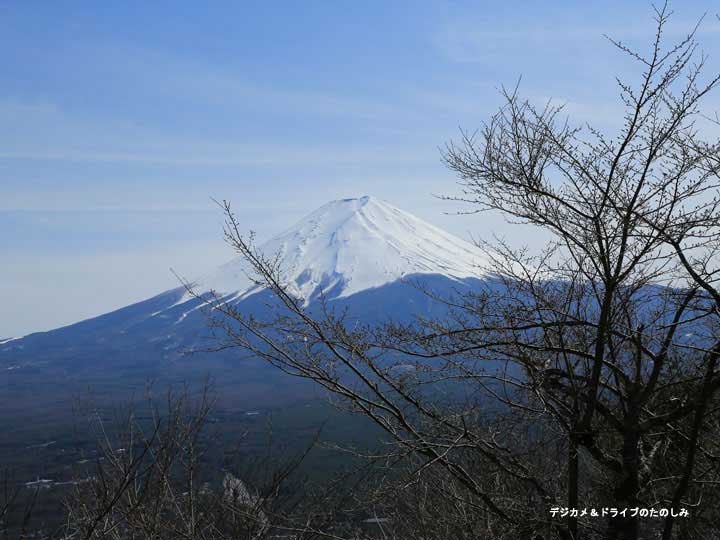 20.山中湖 桜つぼみは固く 