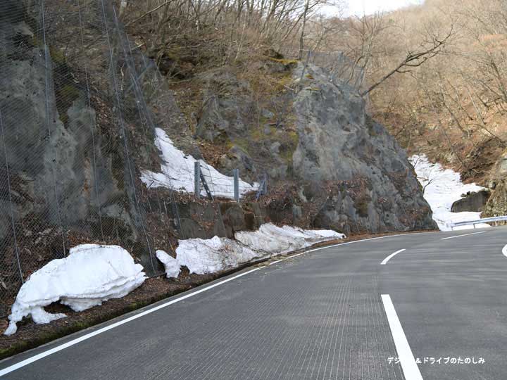 19.山中湖 雪残る道路