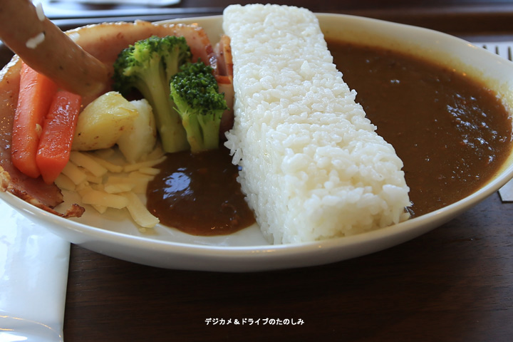 6.ダム(ご飯)に刺さった旗付きのウインナーをゆっくり抜くとカレーのルーが流れ込みます。